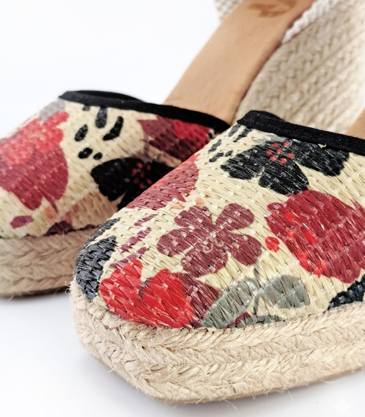 Vosso Moda Cuña de rafia con ribete negro y estampado flor