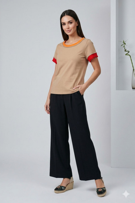 Zoe Blusa con detalle de tachuelas en cuello y mangas