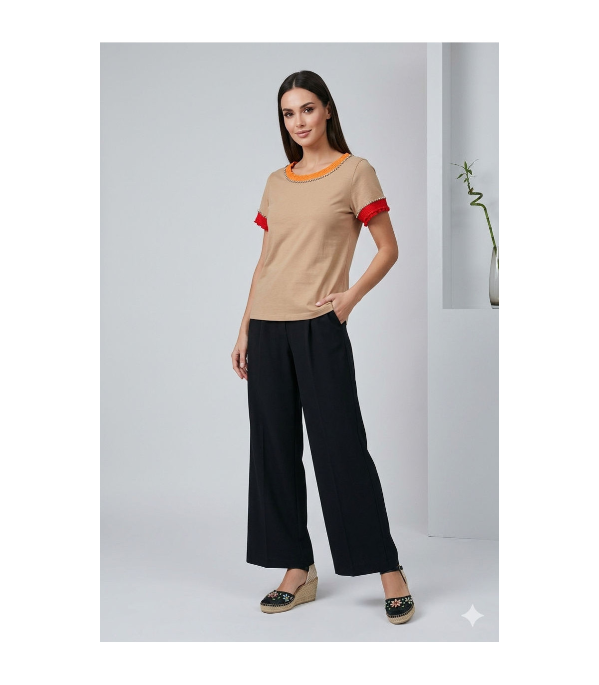 Zoe Blusa con detalle de tachuelas en cuello y mangas