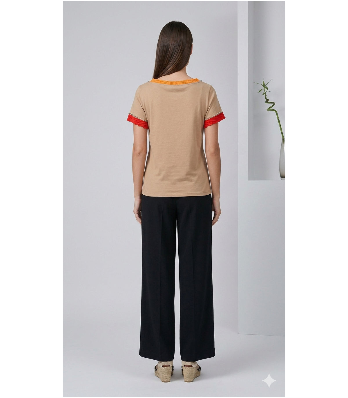 Zoe Blusa con detalle de tachuelas en cuello y mangas