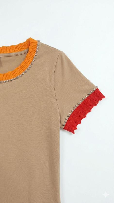 Zoe Blusa con detalle de tachuelas en cuello y mangas