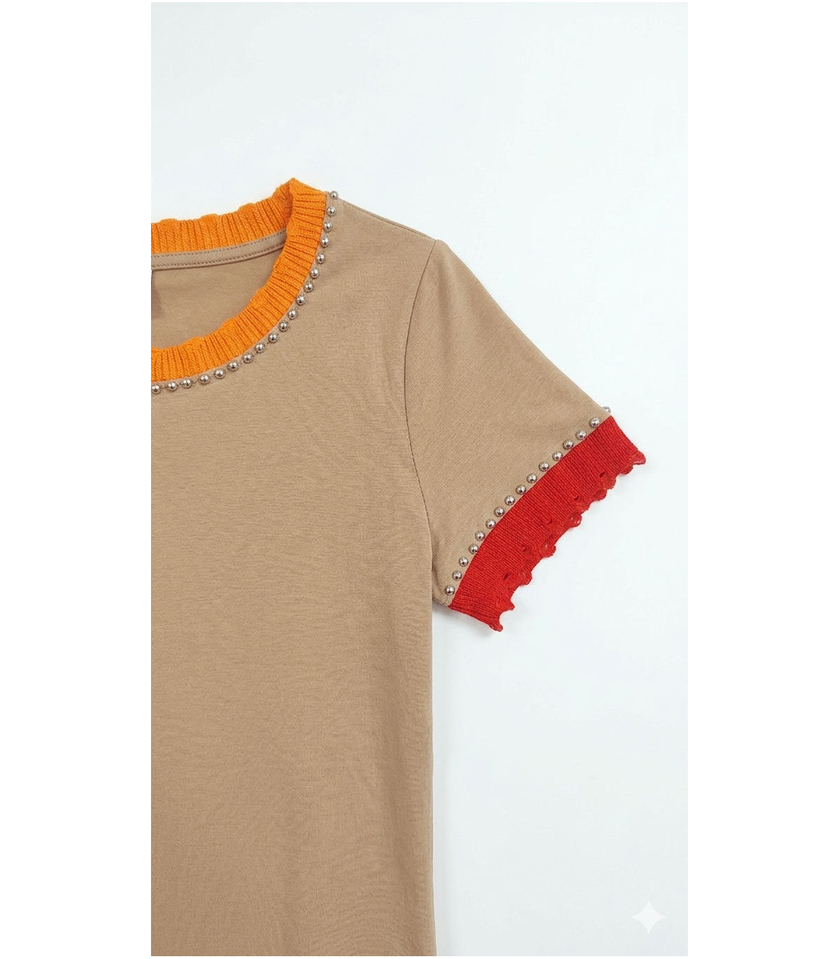 Zoe Blusa con detalle de tachuelas en cuello y mangas