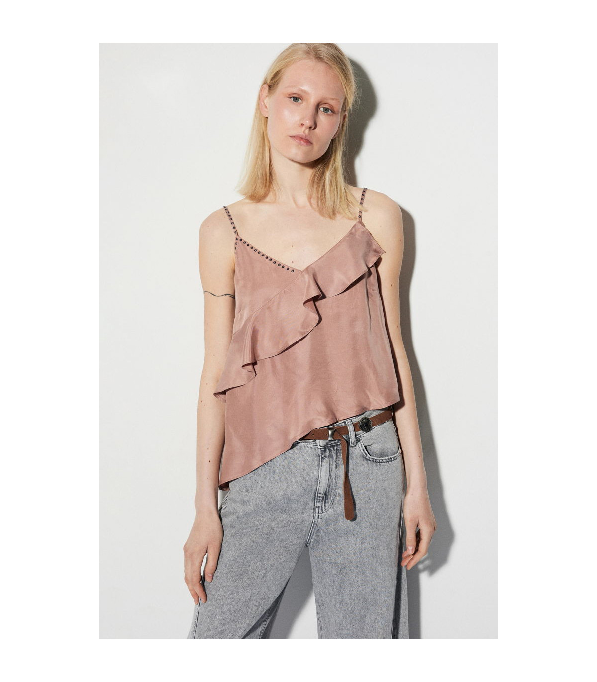 BSB Blusa satinada con tachas y volante