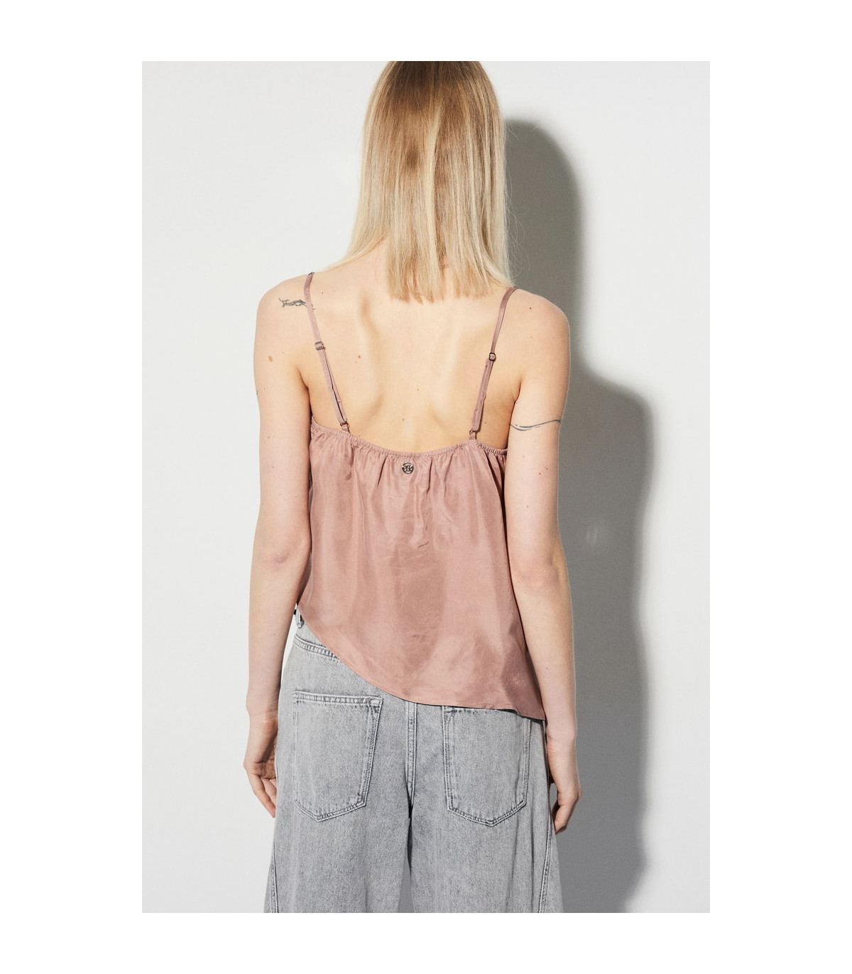 BSB Blusa satinada con tachas y volante