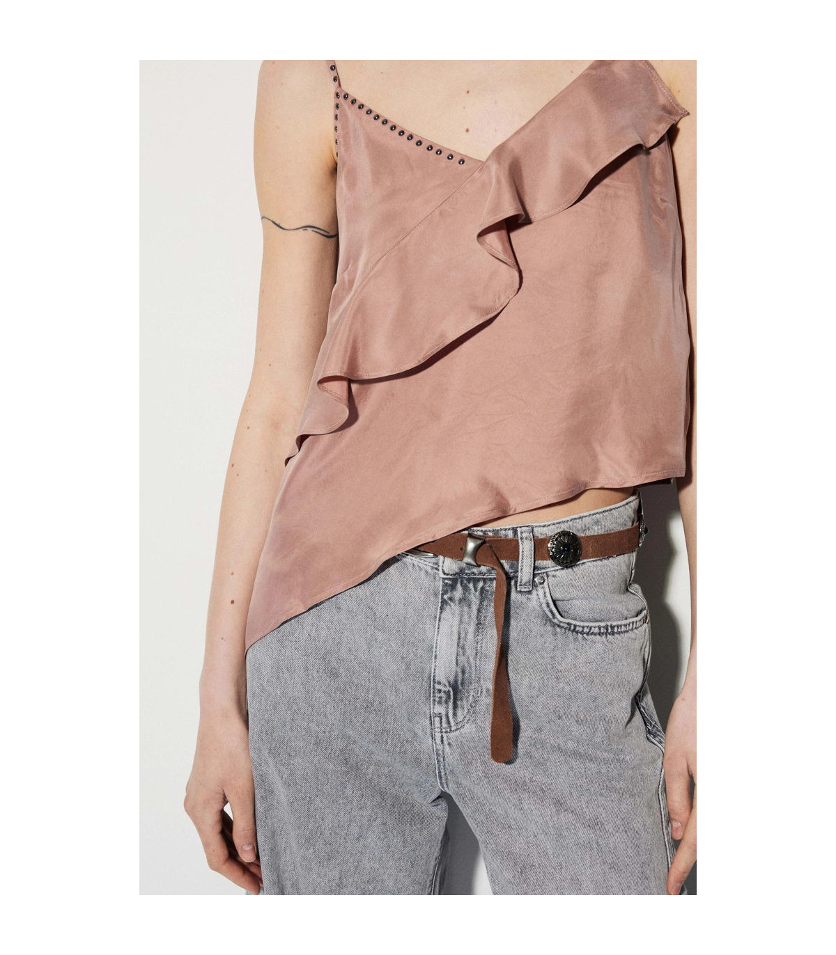 BSB Blusa satinada con tachas y volante