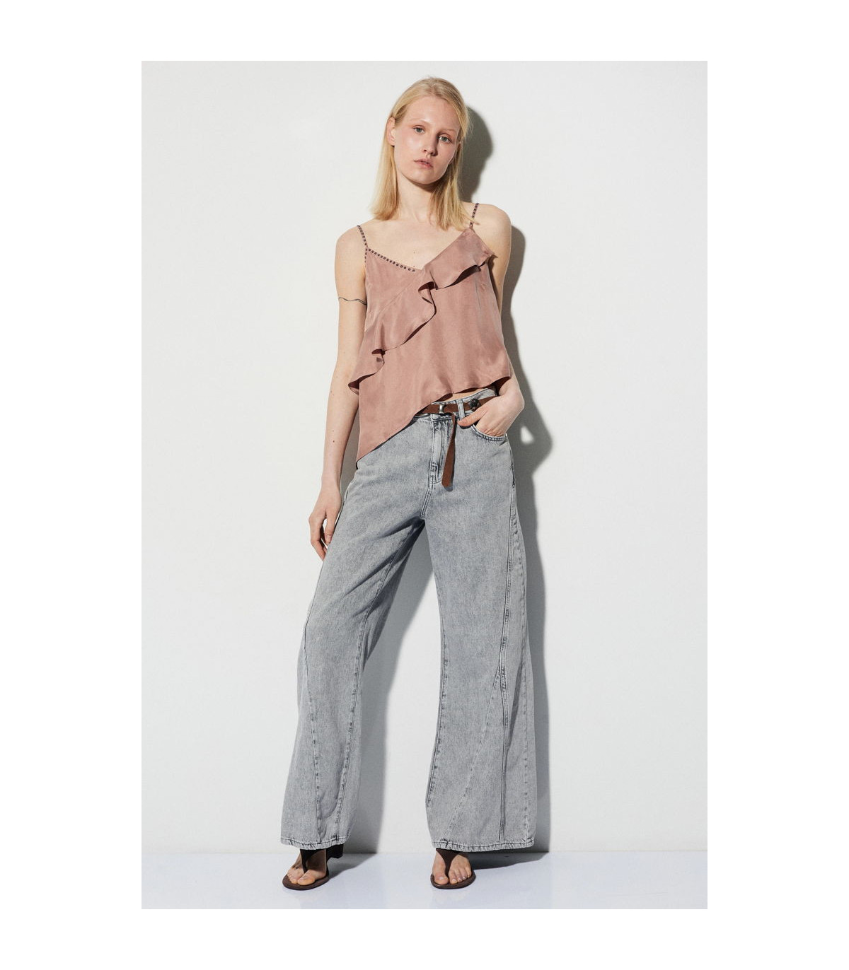 BSB Blusa satinada con tachas y volante