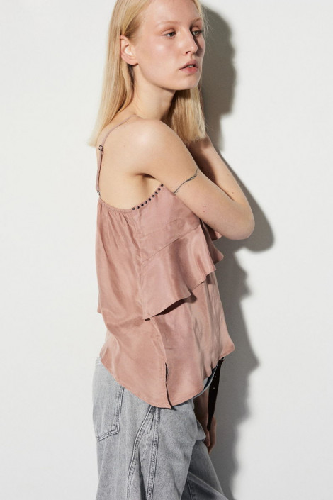 BSB Blusa satinada con tachas y volante