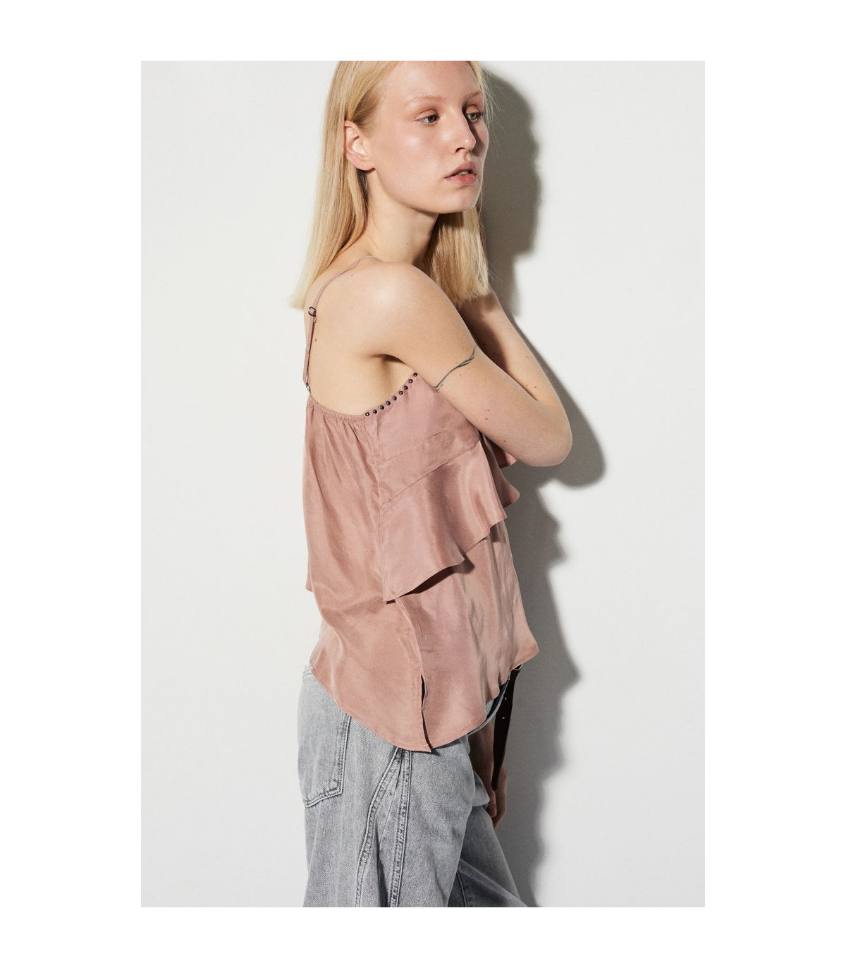 BSB Blusa satinada con tachas y volante