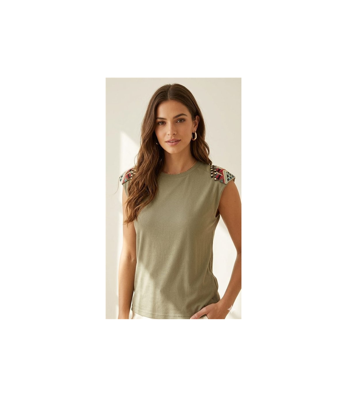 GL Blusa color kaki con hombreras decoradas