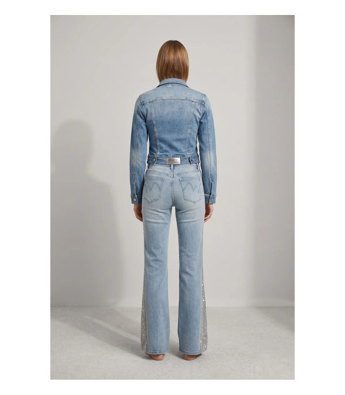 MET Vaqueros en denim azul claro con detalle pedrería
