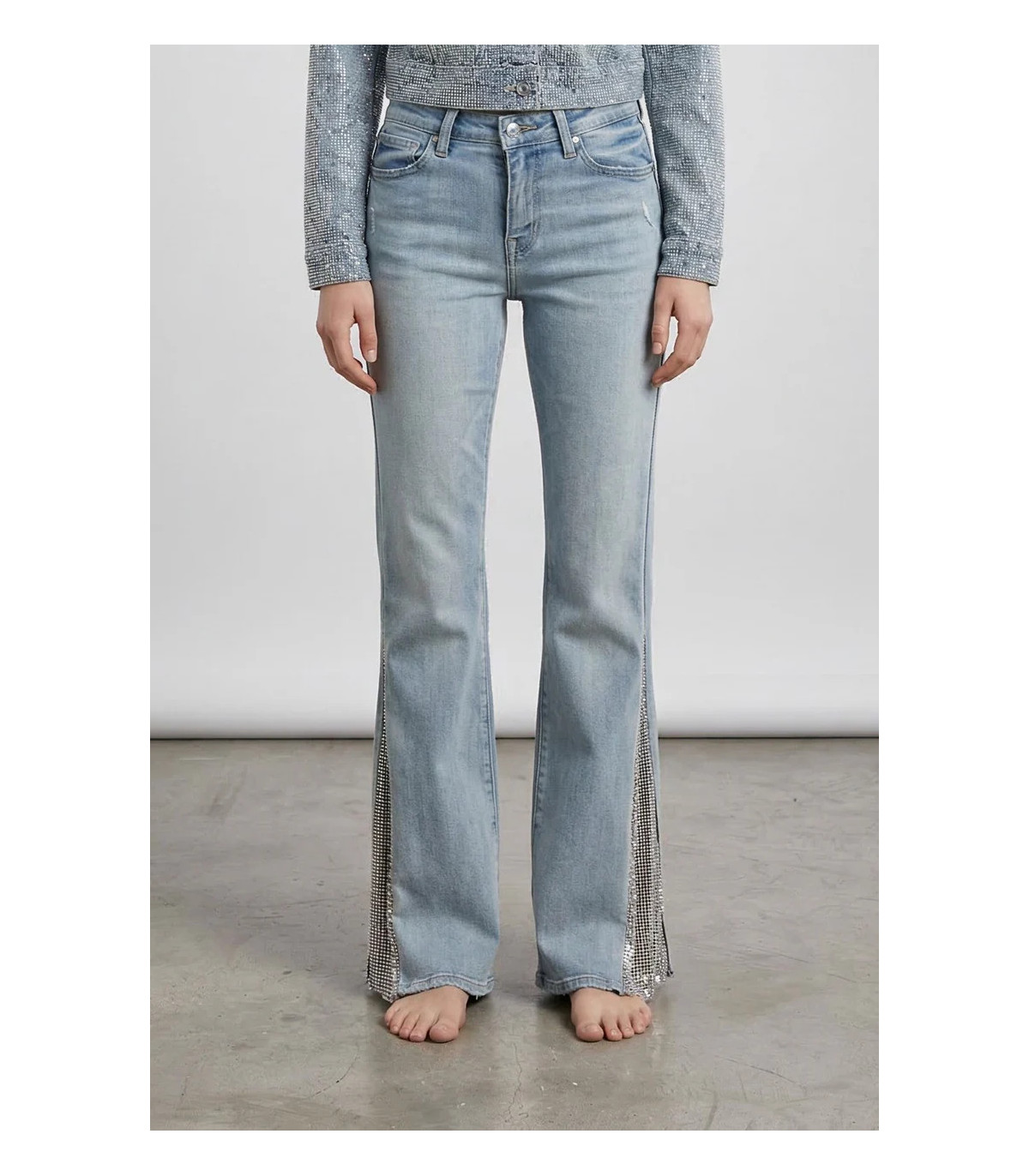 MET Vaqueros en denim azul claro con detalle pedrería
