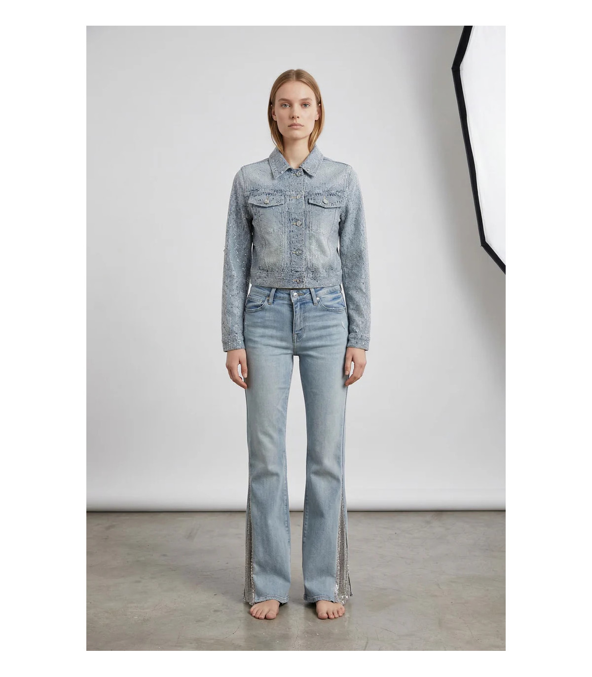 MET Vaqueros en denim azul claro con detalle pedrería
