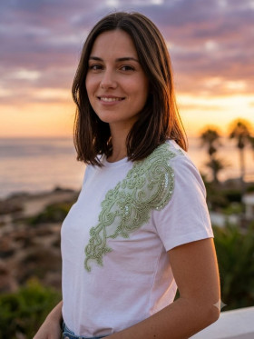Amosa Camiseta blanca con bordado y abalorios