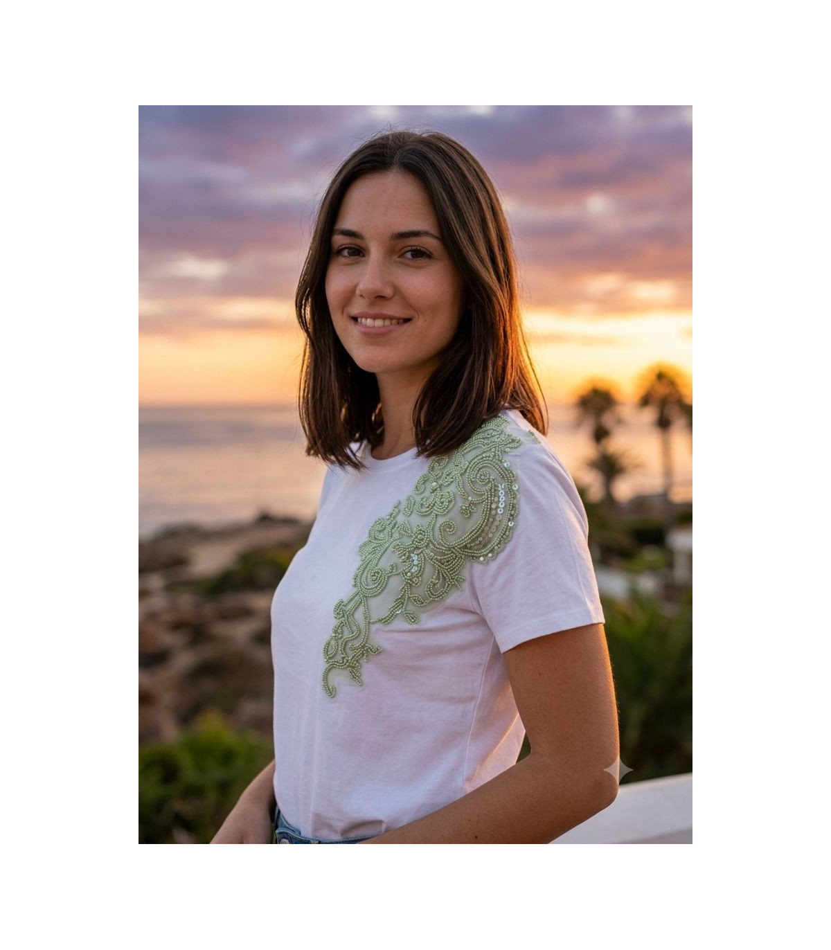 Amosa Camiseta blanca con bordado y abalorios