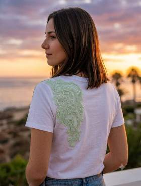 Amosa Camiseta blanca con bordado y abalorios