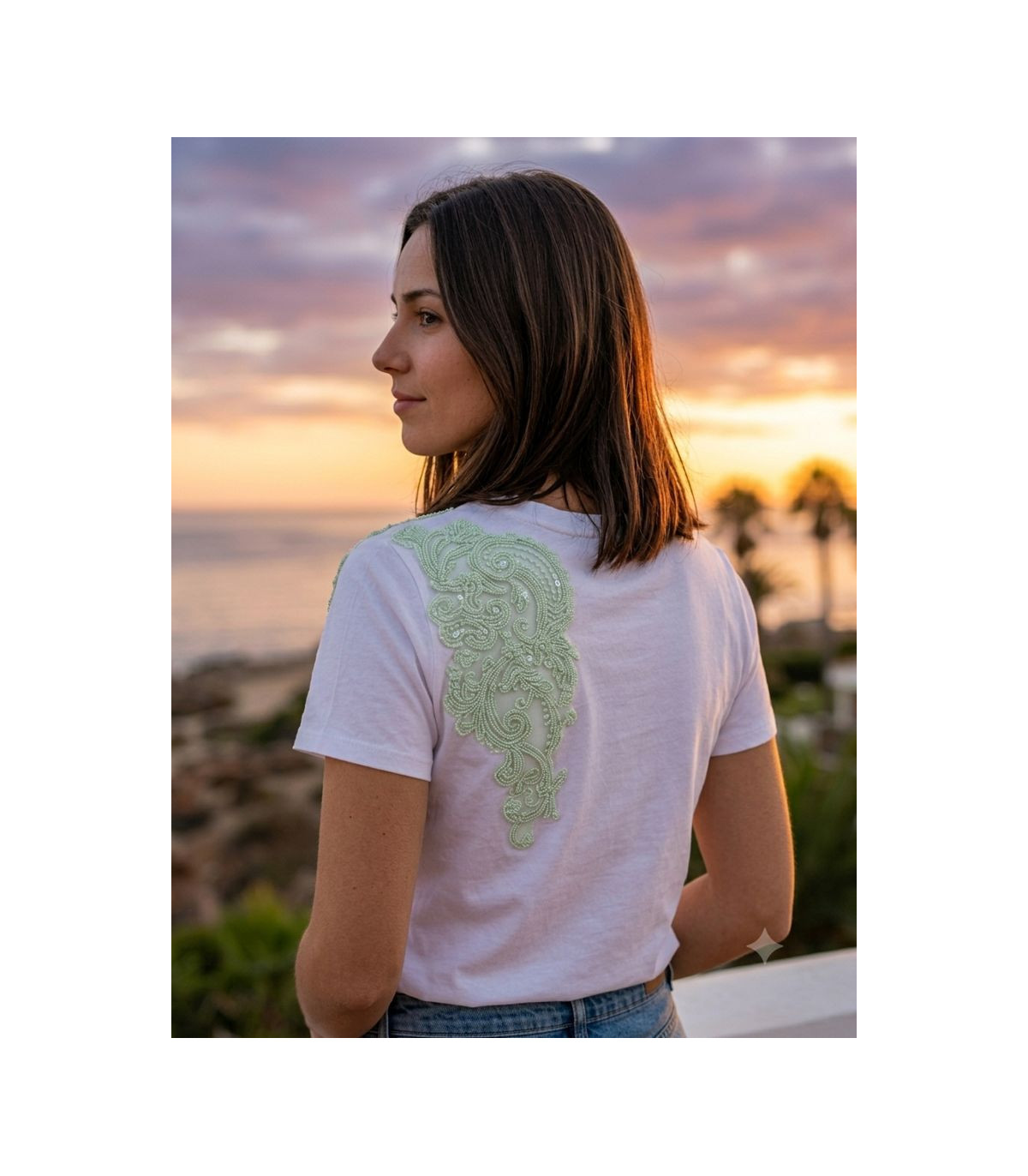 Amosa Camiseta blanca con bordado y abalorios