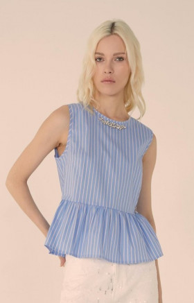 Relish Blusa de rayas avolantada con escote diamantes