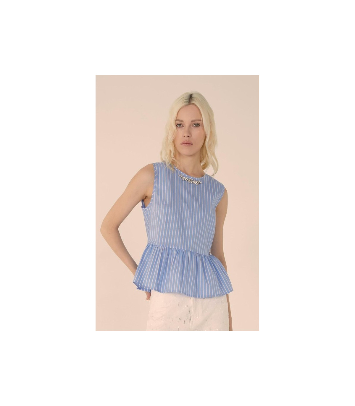 Relish Blusa de rayas avolantada con escote diamantes