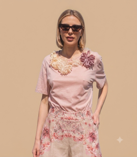 Amosa Camiseta rosa con detalle de collar floral