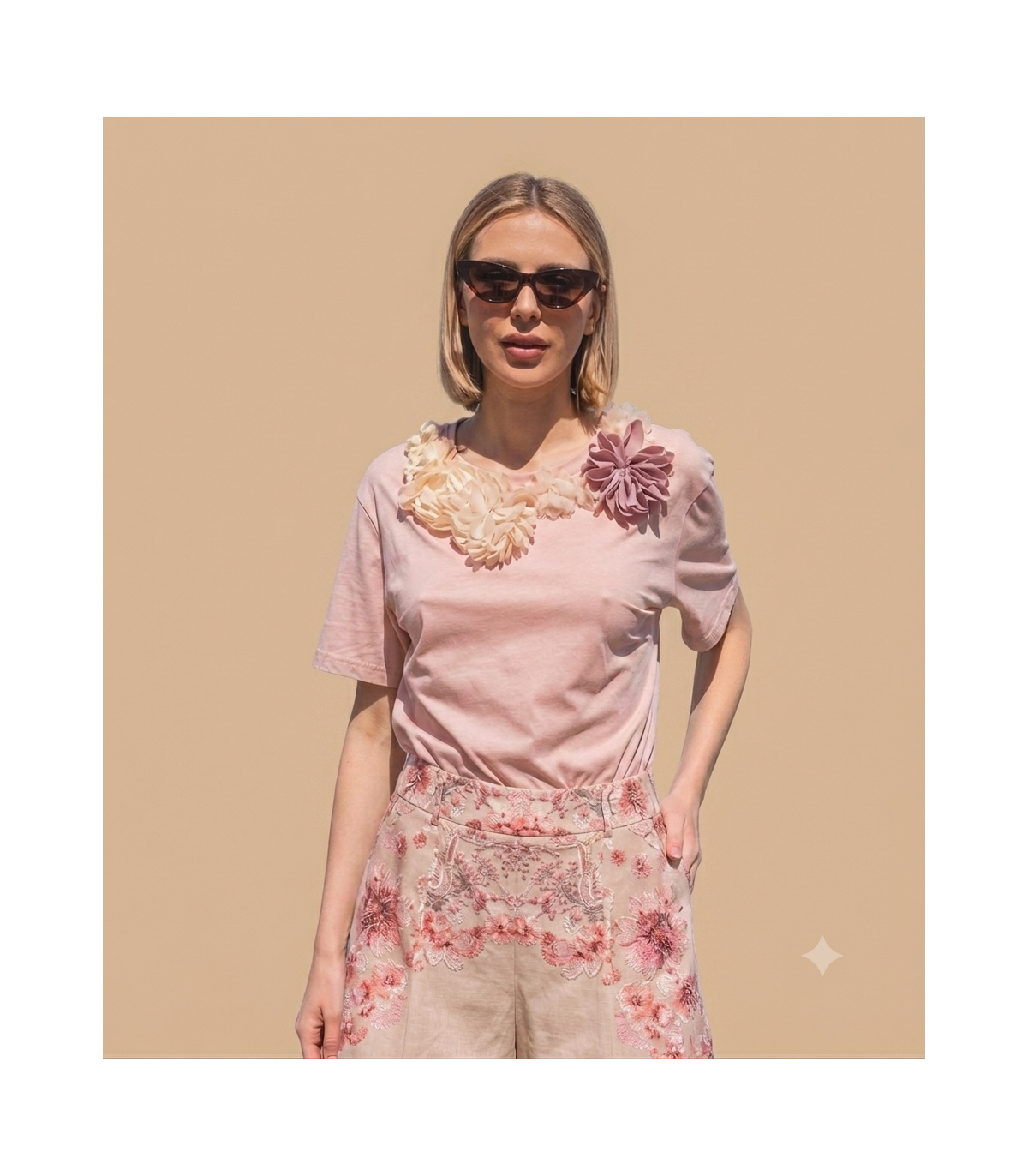 Amosa Camiseta rosa con detalle de collar floral