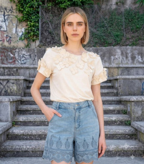 Amosa Camiseta crema con adorno de flor y perlas