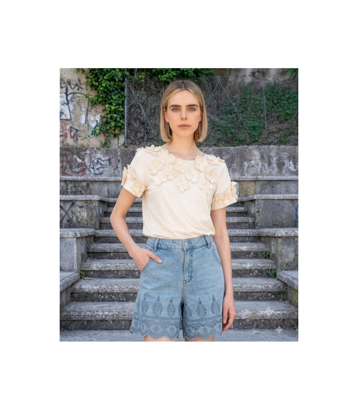 Amosa Camiseta crema con adorno de flor y perlas