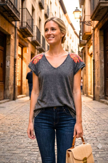 GYS Camiseta gris con abalorios
