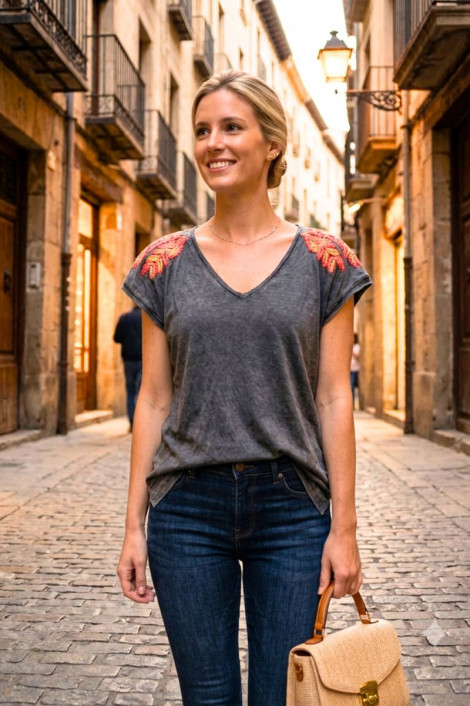 GYS Camiseta gris con abalorios