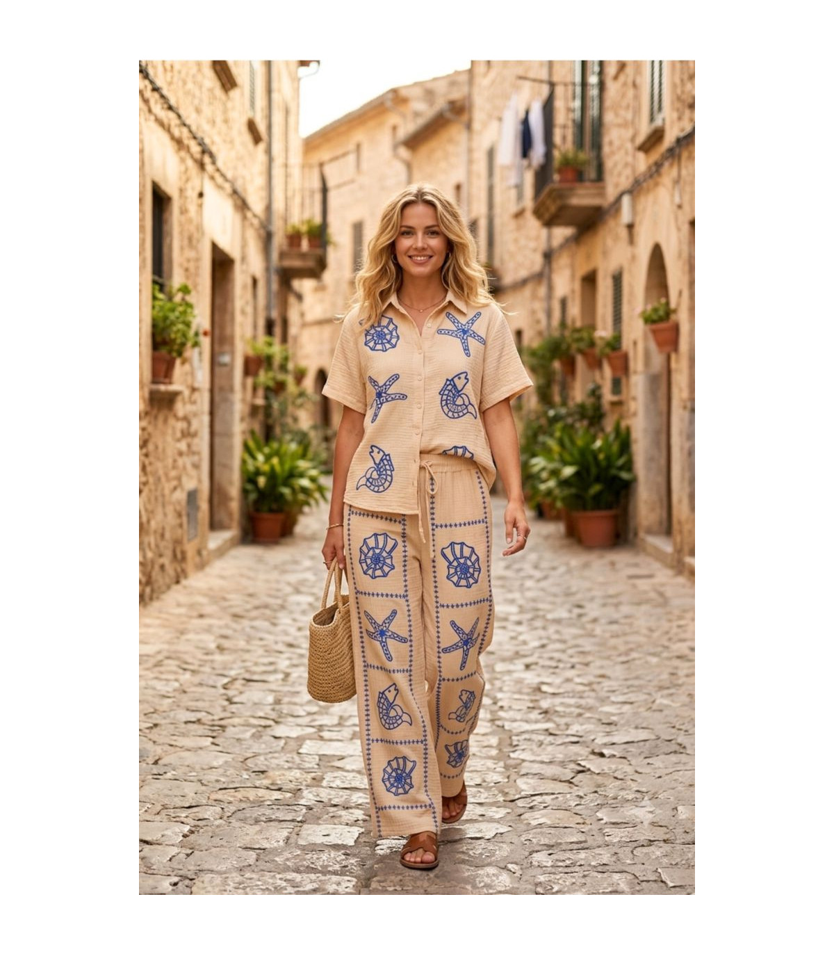 Kélie París Camisa beige de algodón con bordado océano
