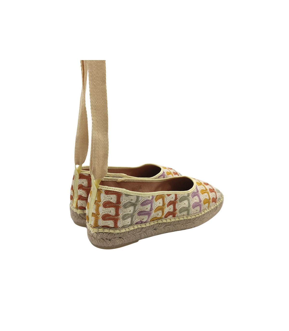 Vosso Moda Cuña baja bordada con ribetes vainilla y lazada