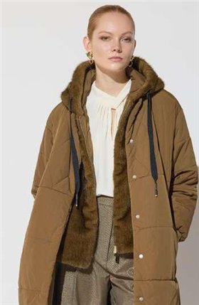 Lola Casademunt Abrigo acolchado con chaleco interior de pelo y capucha