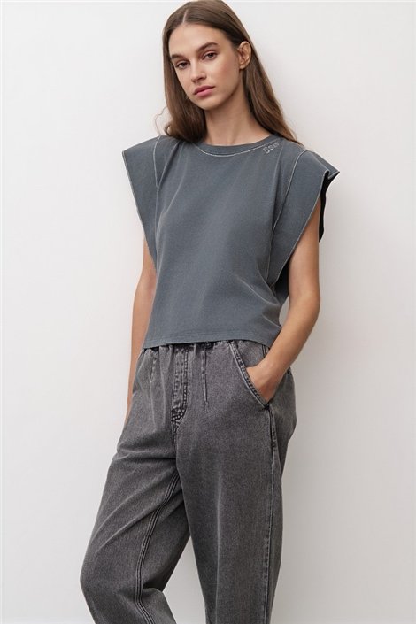 BSB Blusa con detalle de mangas strass