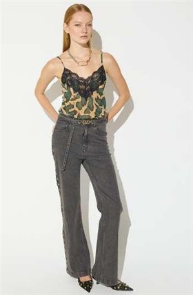 Lola Casademunt Jeans rectos con detalle tachas y cinturón