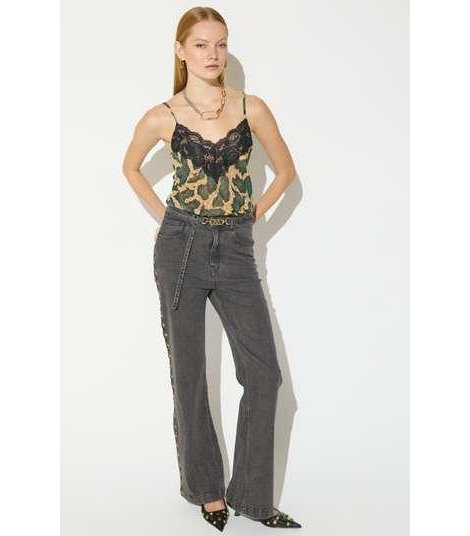 Lola Casademunt Jeans rectos con detalle tachas y cinturón