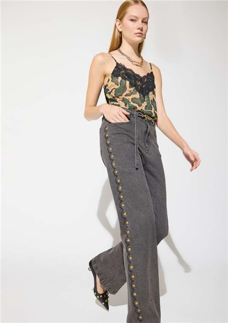 Lola Casademunt Jeans rectos con detalle tachas y cinturón