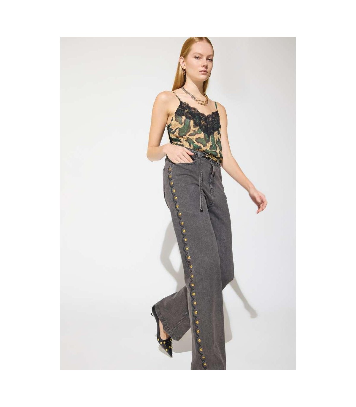 Lola Casademunt Jeans rectos con detalle tachas y cinturón
