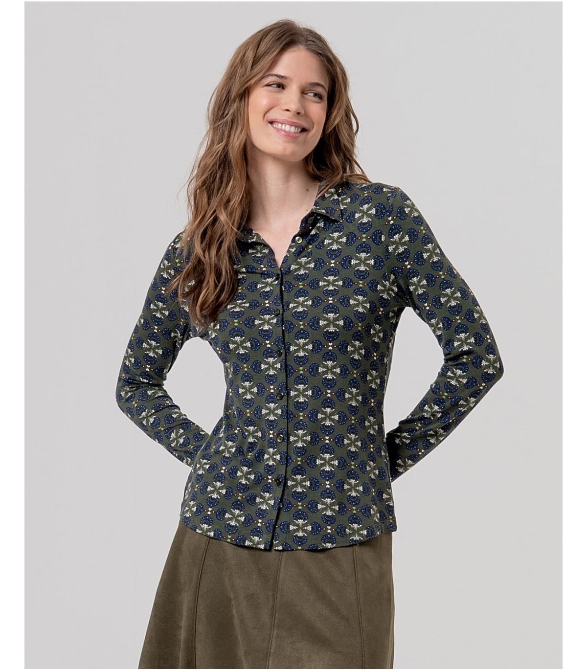 SURKANA Camisa verde militar estampado medallón