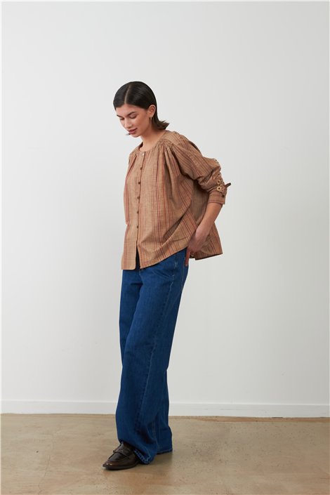 Orfeo Camisa Kristin de rayas camel con abalorios