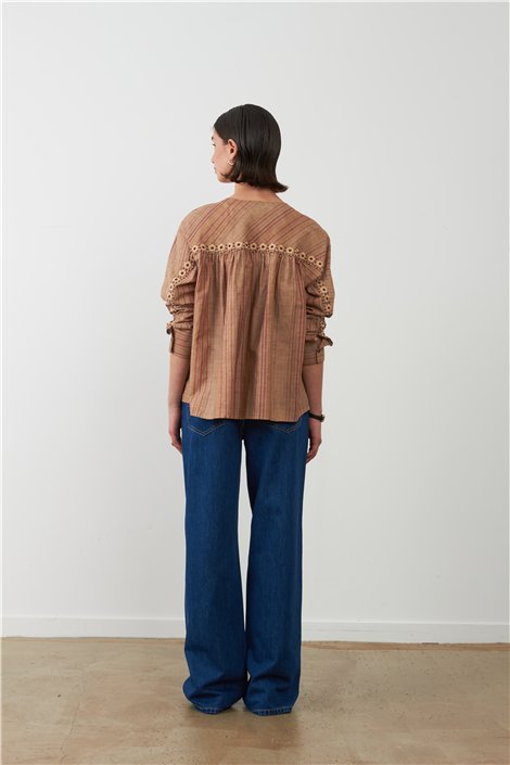 Orfeo Camisa Kristin de rayas camel con abalorios