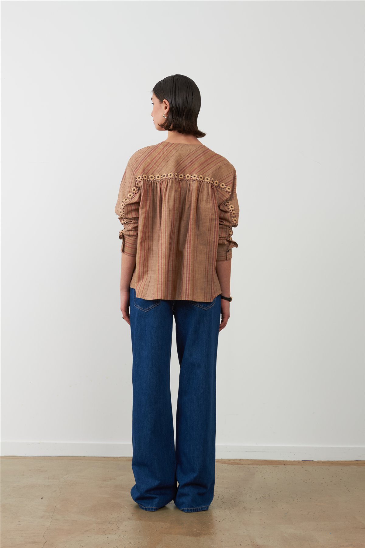 Orfeo Camisa Kristin de rayas camel con abalorios