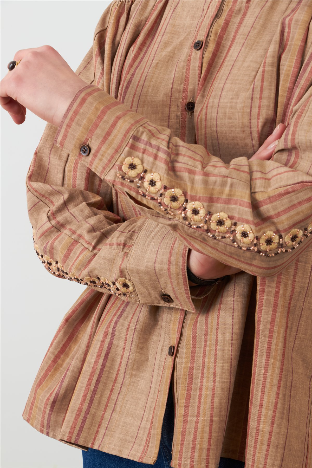Orfeo Camisa Kristin de rayas camel con abalorios