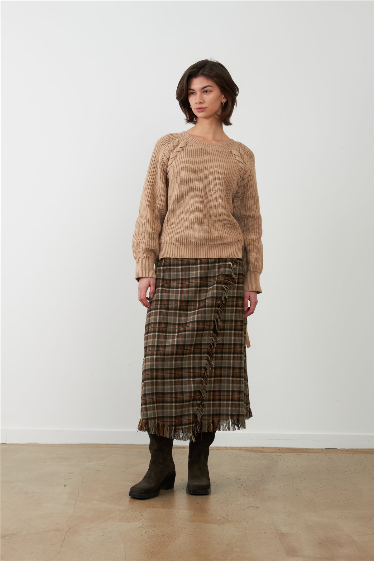 Orfeo Jersey Siloe color beige con trenzado y lazada