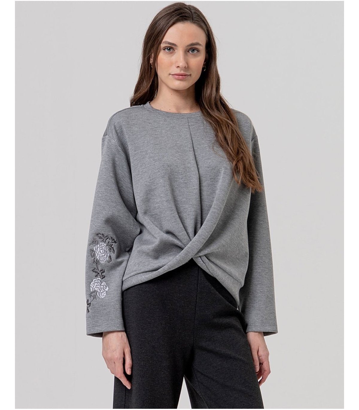 SURKANA Sudadera color gris con bordado y detalle anudado