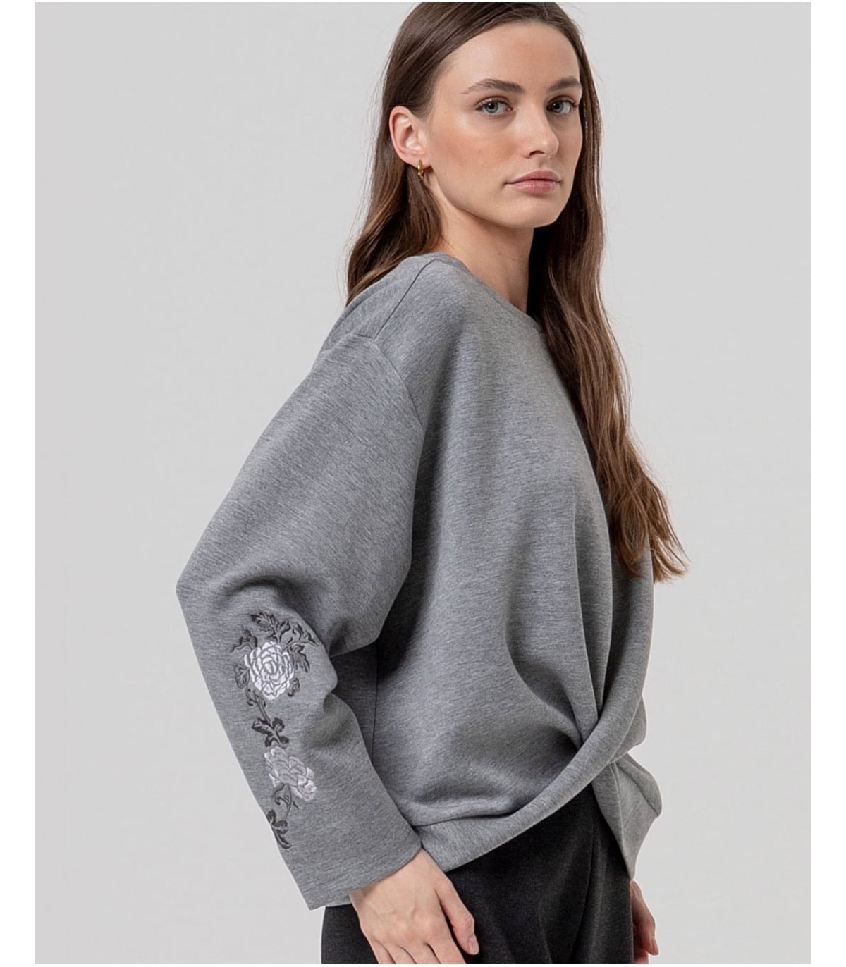 SURKANA Sudadera color gris con bordado y detalle anudado