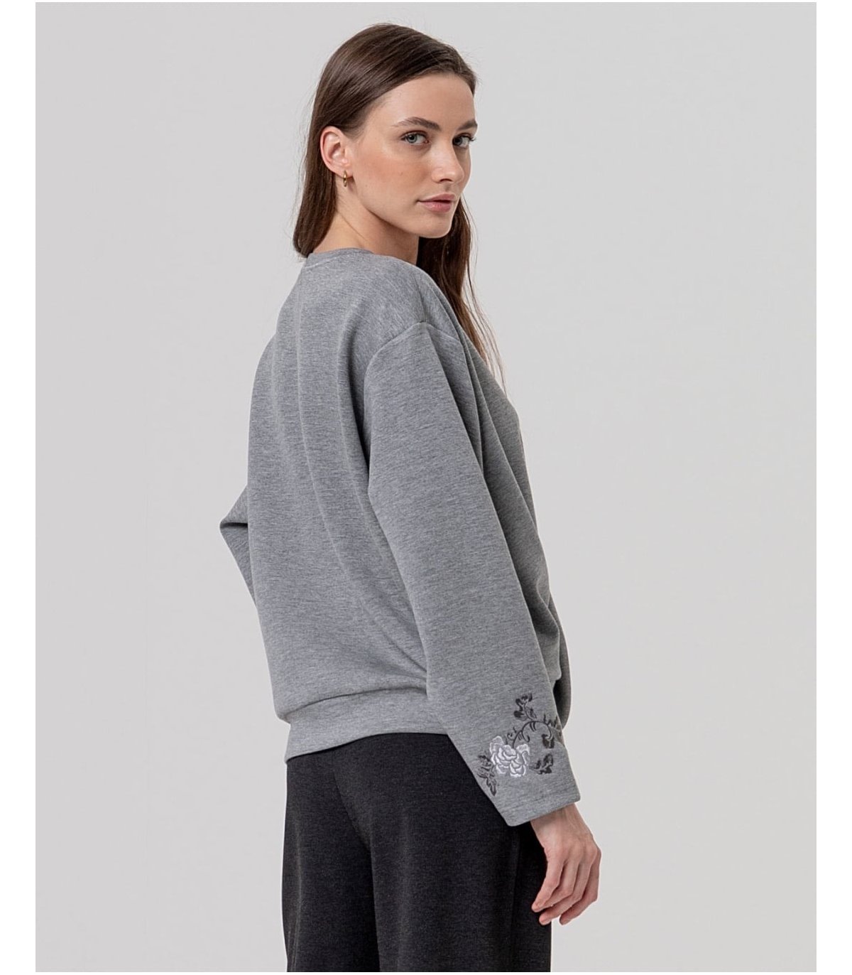 SURKANA Sudadera color gris con bordado y detalle anudado