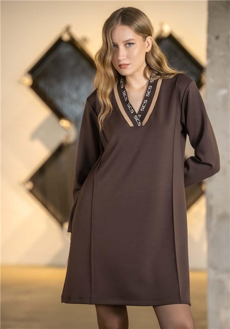 Scusi Vestido 3/4 color marrón con vivos y cuello V