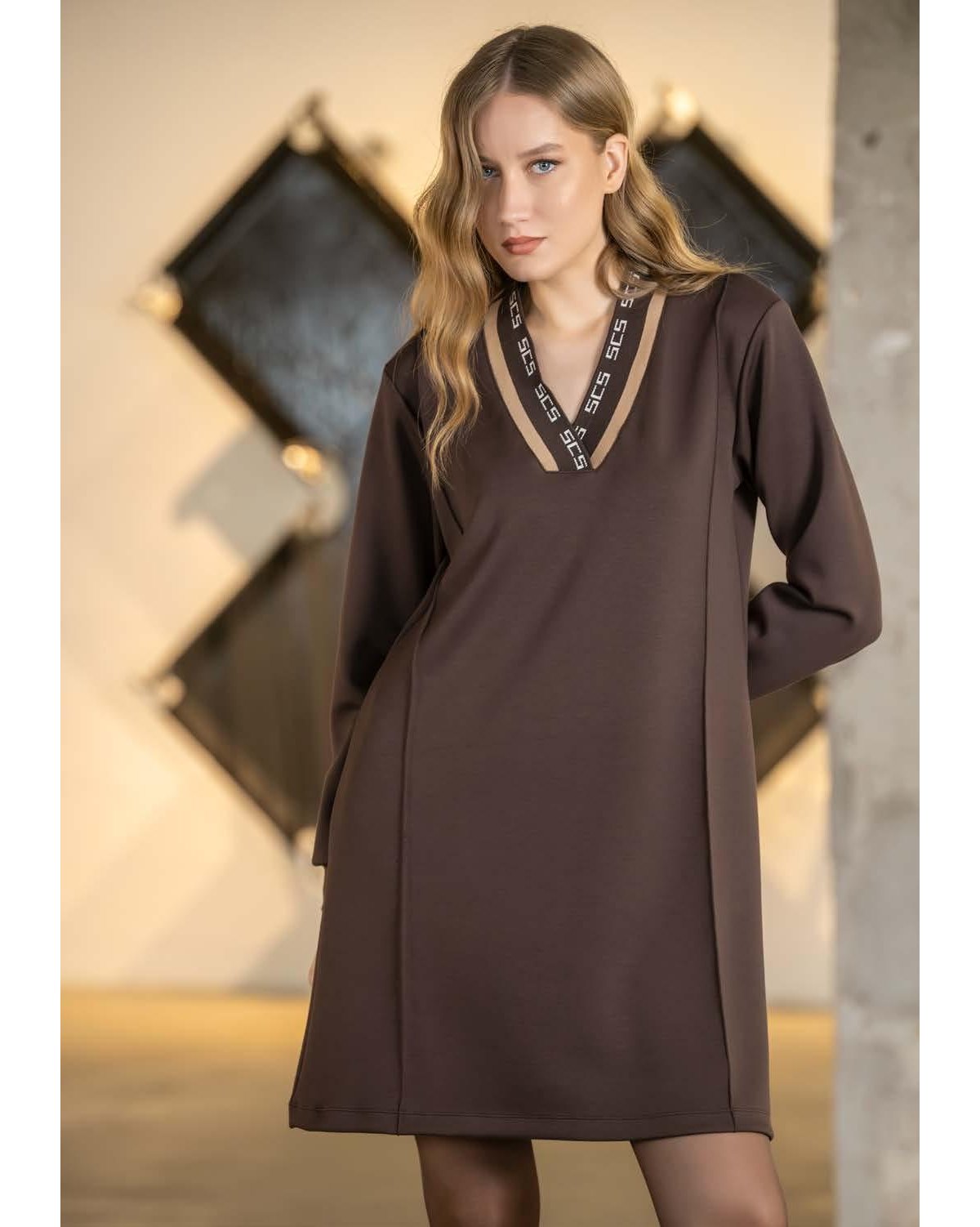 Scusi Vestido 3/4 color marrón con vivos y cuello V