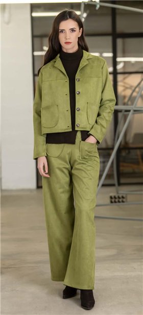 Scusi Pantalón amplio color verde con bolsillo parche frontal