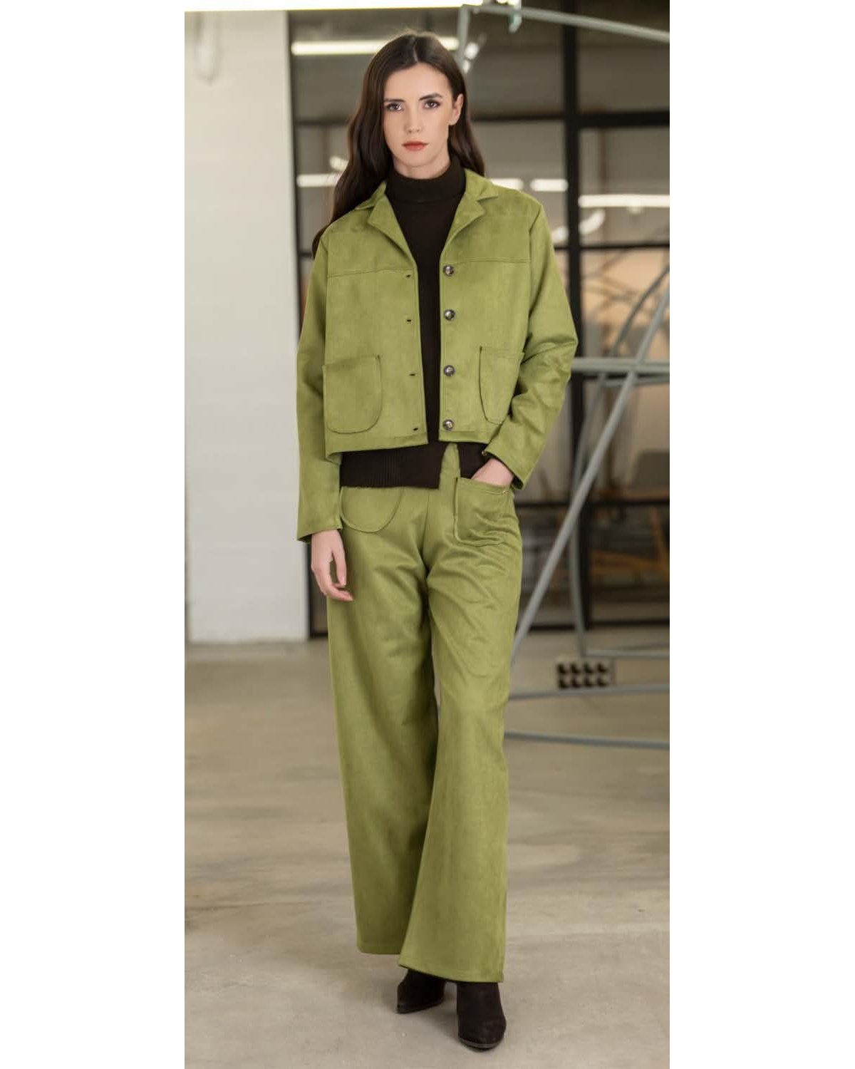 Scusi Pantalón amplio color verde con bolsillo parche frontal