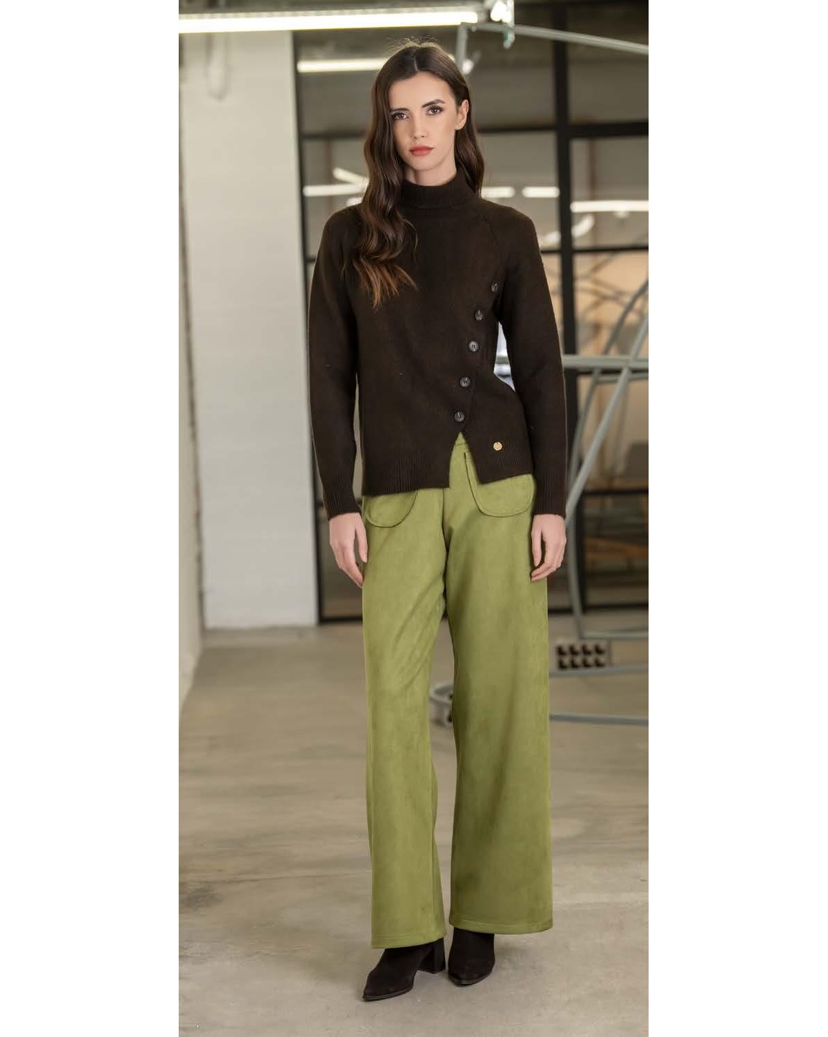 Scusi Pantalón amplio color verde con bolsillo parche frontal